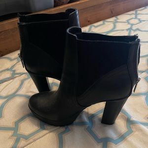 Like new Womens Steve Madden Black Leather Zip Up Platform Heeled Boots Sz 7.5
